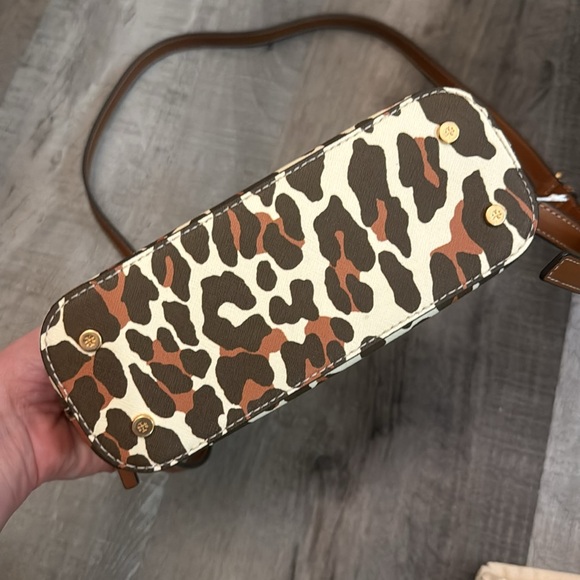 Tory Burch Emerson Printed Leopard Crossbody w/ Dust Bag Brand New - Picture 4 of 9